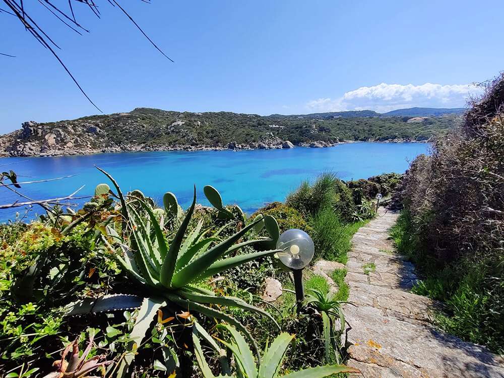 il sentiero che porta all'isola privata