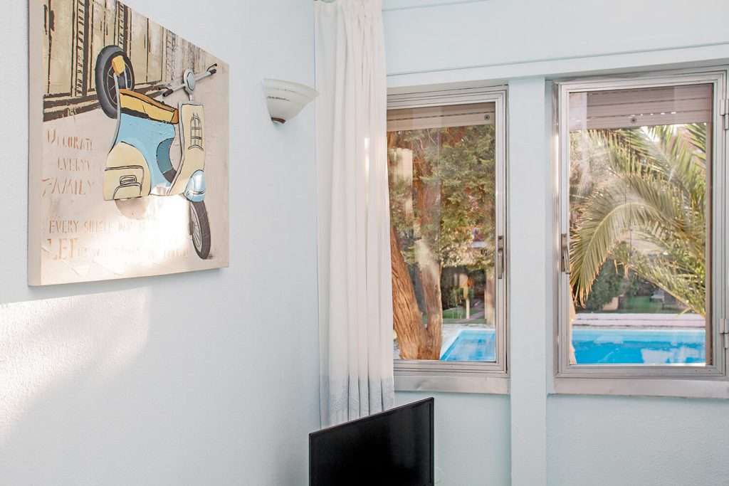 Vista sulla piscina dalla finestra della casa